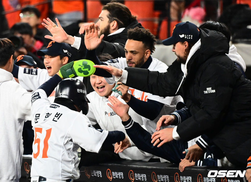 프로야구 한화 이글스가 극적인 역전승으로 반격에 성공했다. 한화는 29일 대전 한화생명볼파크에서 열린 2025 신한 SOL뱅크 KBO 한국시리즈 3차전 LG 트윈스와의 경기에서 7-3 역전승을 거뒀다. 1차전과 2차전을 모두 내준 한화는 이날 승리로 시리즈 전적 1승 2패 추격을 시작했다. 8회말 2사 만루에서 한화 심우준의 역전 2타점 적시 2루타에 더그아웃의 동료선수들이 득점에 성공한 문현빈과 기뻐하고 있다. 2025.10.29 /jpnews@osen.co.kr