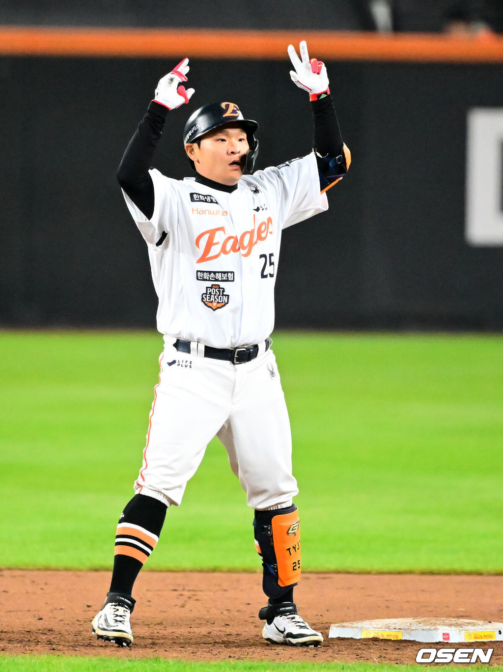 29일 대전시 중구 부사동 대전한화생명볼파크에서 2025 신한 SOL Bank KBO리그 포스트시즌 한국시리즈 3차전 한화 이글스와 LG 트윈스의 경기가 진행됐다.이날 경기에 한화는 폰세를, LG는 손주영을 선발투수로 내세웠다. 8회말 무사에서 한화 김태연이 좌중간 2루타를 날리며 기뻐하고 있다. 2025.10.29 /jpnews@osen.co.kr
