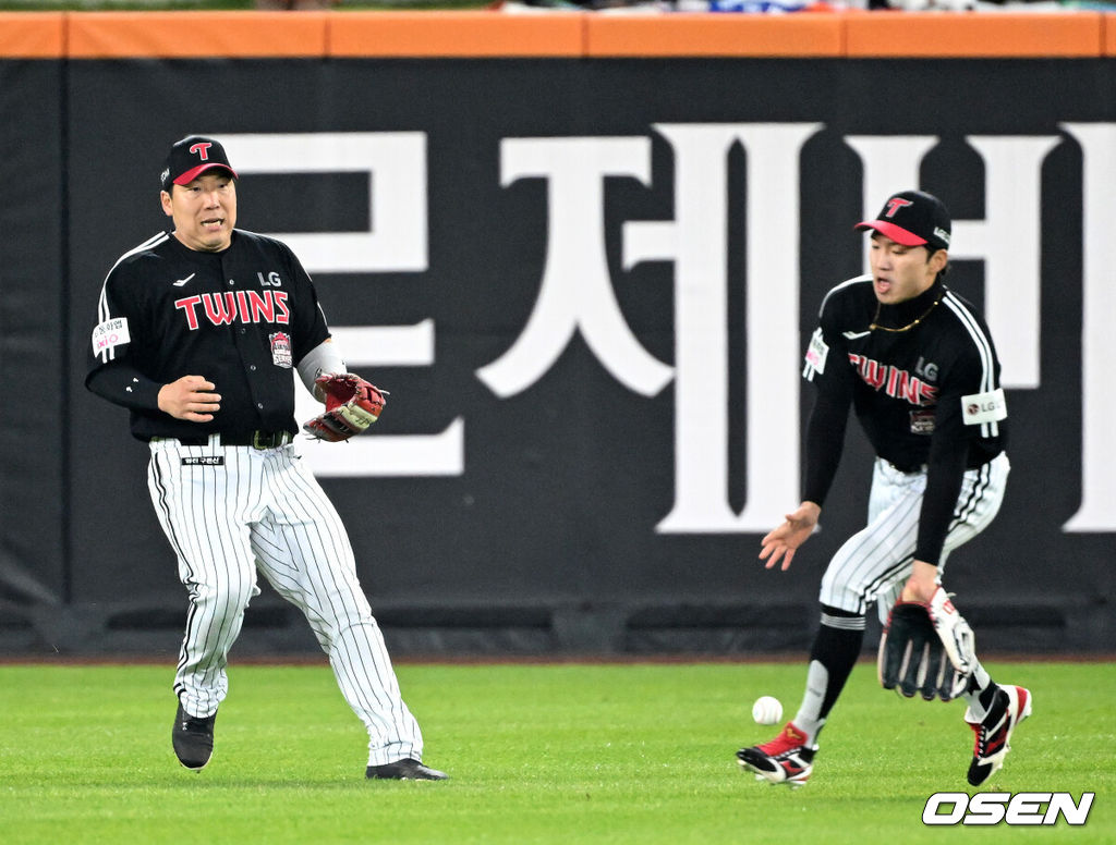 29일 대전 한화생명볼파크에서 2025 신한 SOL Bank KBO리그 포스트시즌 한국시리즈 3차전 한화 이글스와 LG 트윈스의 경기가 열렸다.이날 경기에 한화는 폰세를, LG는 손주영을 선발투수로 내세웠다. 8회말 무사에서 LG 김현수와 박해민이 한화 김태연의 타구를 놓치고 있다. 2025.10.29 /sunday@osen.co.kr