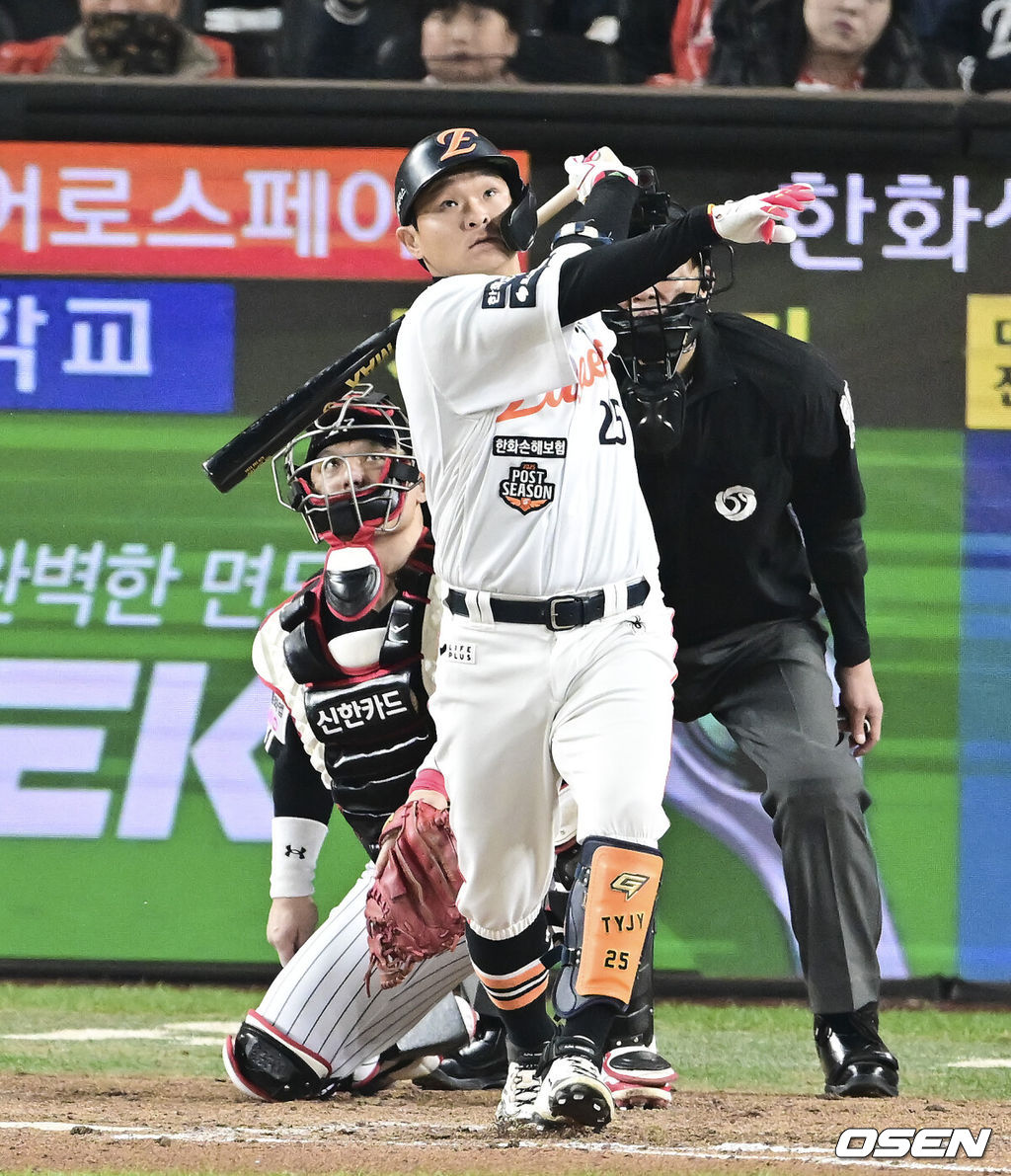 29일 대전시 중구 부사동 대전한화생명볼파크에서 2025 신한 SOL Bank KBO리그 포스트시즌 한국시리즈 3차전 한화 이글스와 LG 트윈스의 경기가 진행됐다.이날 경기에 한화는 폰세를, LG는 손주영을 선발투수로 내세웠다. 8회말 한화 대타 선두타자 김태연이 2루타를 날리고 있다 2025.10.29 / soul1014@osen.co.kr