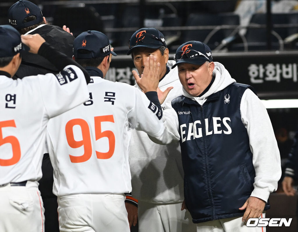 프로야구 한화 이글스가 극적인 역전승으로 반격에 성공했다. 한화는 29일 대전 한화생명볼파크에서 열린 2025 신한 SOL뱅크 KBO 한국시리즈 3차전 LG 트윈스와의 경기에서 7-3 역전승을 거뒀다. 1차전과 2차전을 모두 내준 한화는 이날 승리로 시리즈 전적 1승 2패 추격을 시작했다. 김경문 감독이 선수들을 격려하고 있다.  2025.10.29 /spjj@osen.co.kr