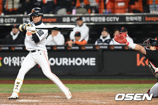 [OSEN=대전, 손용호 기자] 29일 대전 한화생명볼파크에서 2025 신한 SOL Bank KBO리그  한국시리즈 3차전 한화 이글스와 LG 트윈스의 경기가 열렸다.이날 경기에 한화는 폰세를, LG는 손주영을 선발투수로 내세웠다. 8회말 2사 만루 황영묵이 동점 밀어내기 볼넷을 얻어내고 있다. 2025.10.29 /spjj@osen.co.kr