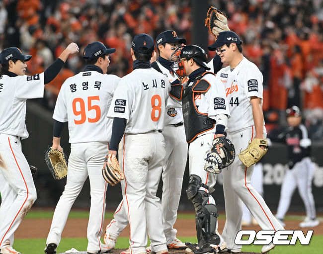 [OSEN=대전, 손용호 기자] 프로야구 한화 이글스가 극적인 역전승으로 반격에 성공했다. 한화는 29일 대전 한화생명볼파크에서 열린 2025 신한 SOL뱅크 KBO 한국시리즈 3차전 LG 트윈스와의 경기에서 7-3 역전승을 거뒀다. 1차전과 2차전을 모두 내준 한화는 이날 승리로 시리즈 전적 1승 2패 추격을 시작했다. 경기를 마치고 한화 선수들이 승리의 기쁨을 나누고 있다.  2025.10.29 /spjj@osen.co.kr