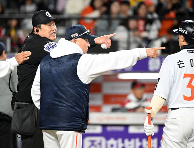 김경문 감독이 2회 더블 아웃 장면에 대해 구심에게 항의하고 있다. 2025.10.29 /sunday@osen.co.kr