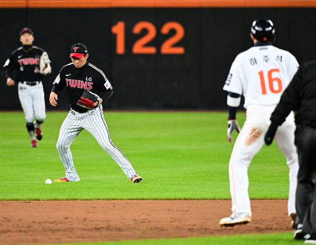 타구가 오지환 앞에 떨어졌다. 여기서부터 병살 플레이가 시작된다. 2025.10.29 /sunday@osen.co.kr