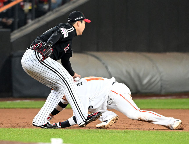 2루 주자 하주석이 런다운에 걸려 아웃되고 있다. 2025.10.29 /sunday@osen.co.kr