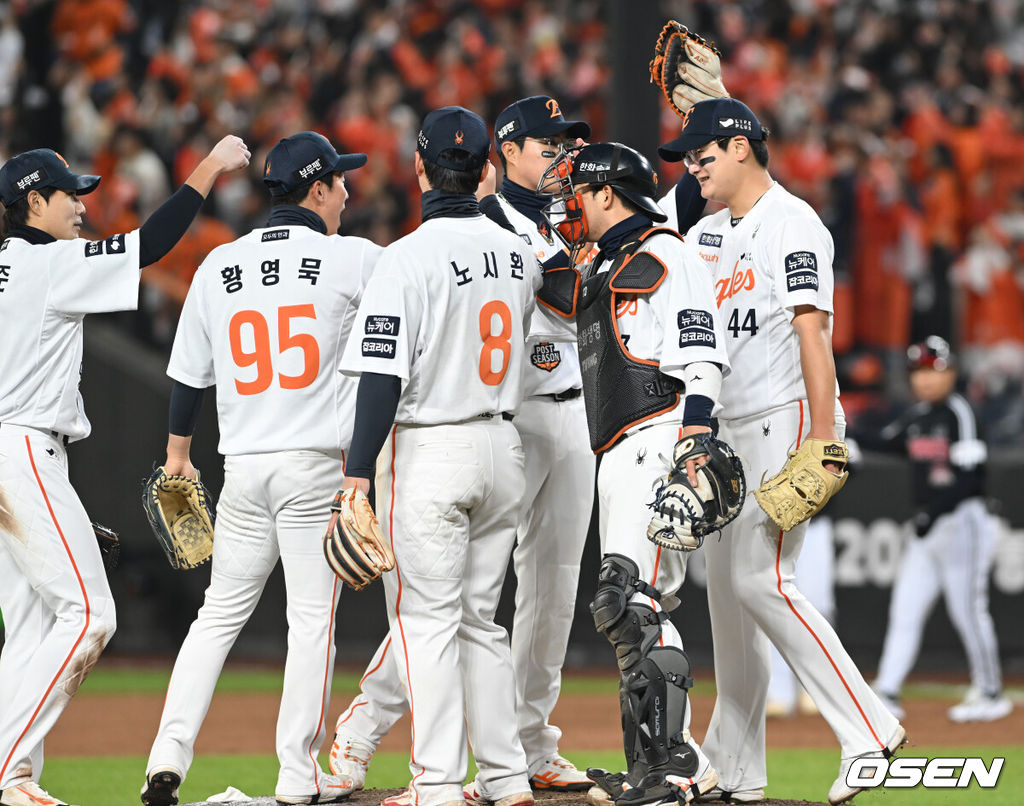 프로야구 한화 이글스가 극적인 역전승으로 반격에 성공했다. 한화는 29일 대전 한화생명볼파크에서 열린 2025 신한 SOL뱅크 KBO 한국시리즈 3차전 LG 트윈스와의 경기에서 7-3 역전승을 거뒀다. 1차전과 2차전을 모두 내준 한화는 이날 승리로 시리즈 전적 1승 2패 추격을 시작했다. 경기를 마치고 한화 선수들이 승리의 기쁨을 나누고 있다. 2025.10.29 /spjj@osen.co.kr