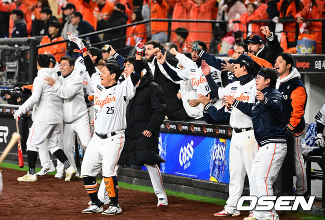 [OSEN=대전, 지형준 기자] 29일 대전시 중구 부사동 대전한화생명볼파크에서 2025 신한 SOL Bank KBO리그 포스트시즌 한국시리즈 3차전 한화 이글스와 LG 트윈스의 경기가 진행됐다.이날 경기에 한화는 폰세를, LG는 손주영을 선발투수로 내세웠다. 8회말 2사 만루에서 한화 심우준이 2타점 역전 적시 2루타를 날리자 더그아웃의 동료선수들이 열광하고 있다. 2025.10.29 /jpnews@osen.co.kr