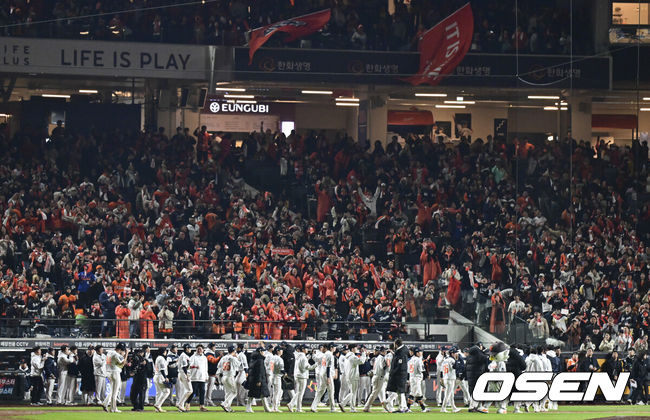 [OSEN=대전, 박준형 기자] 프로야구 한화 이글스가 극적인 역전승으로 반격에 성공했다. 한화는 29일 대전 한화생명볼파크에서 열린 2025 신한 SOL뱅크 KBO 한국시리즈 3차전 LG 트윈스와의 경기에서 7-3 역전승을 거뒀다. 1차전과 2차전을 모두 내준 한화는 이날 승리로 시리즈 전적 1승 2패 추격을 시작했다. 경기종료 후 한화 선수들이 승리의 기쁨을 나누고 있다. 2025.10.29 / soul1014@osen.co.kr