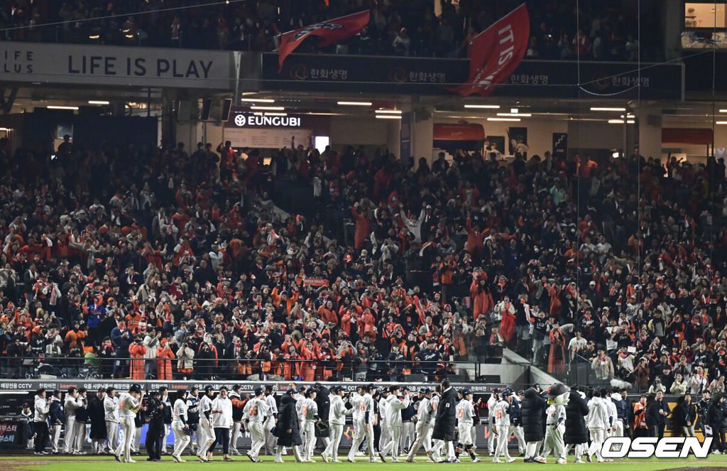 프로야구 한화 이글스가 극적인 역전승으로 반격에 성공했다. 한화는 29일 대전 한화생명볼파크에서 열린 2025 신한 SOL뱅크 KBO 한국시리즈 3차전 LG 트윈스와의 경기에서 7-3 역전승을 거뒀다. 1차전과 2차전을 모두 내준 한화는 이날 승리로 시리즈 전적 1승 2패 추격을 시작했다. 경기종료 후 한화 선수들이 승리의 기쁨을 나누고 있다. 2025.10.29 / soul1014@osen.co.kr