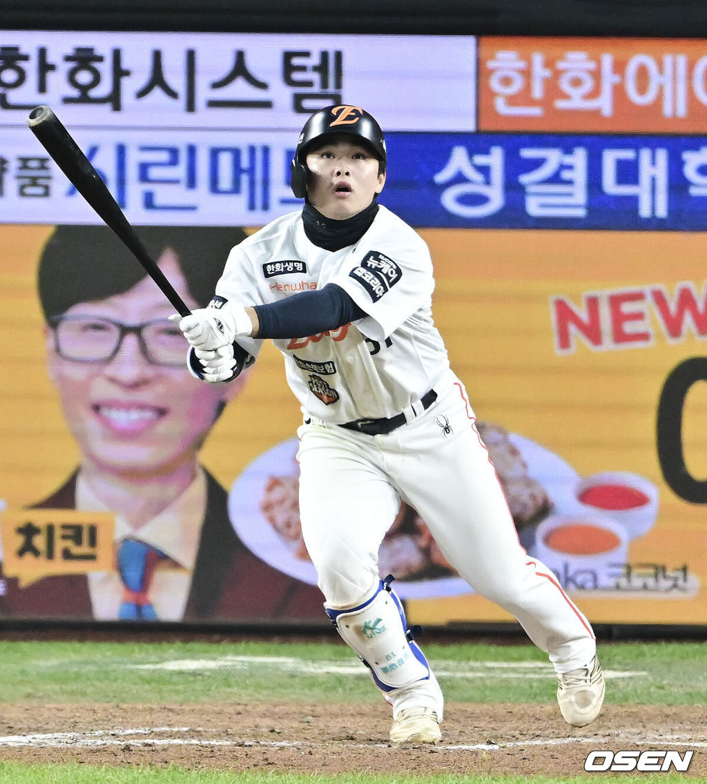 29일 대전시 중구 부사동 대전한화생명볼파크에서 2025 신한 SOL Bank KBO리그 포스트시즌 한국시리즈 3차전 한화 이글스와 LG 트윈스의 경기가 진행됐다.이날 경기에 한화는 폰세를, LG는 손주영을 선발투수로 내세웠다. 8회말 1사 1,3루 한화 문현빈이 1타점 적시타를 날리고 있다.  2025.10.29 / soul1014@osen.co.kr