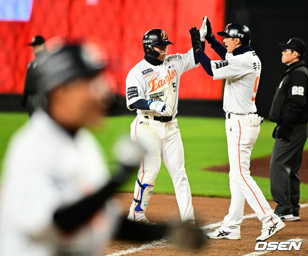 29일 대전시 중구 부사동 대전한화생명볼파크에서 2025 신한 SOL Bank KBO리그 포스트시즌 한국시리즈 3차전 한화 이글스와 LG 트윈스의 경기가 진행됐다.이날 경기에 한화는 폰세를, LG는 손주영을 선발투수로 내세웠다. 8회말 1사 1,3루에서 한화 문현빈이 1타점 좌중간 적시타를 날리며 추승우 코치와 기뻐하고 있다. 2025.10.29 /jpnews@osen.co.kr