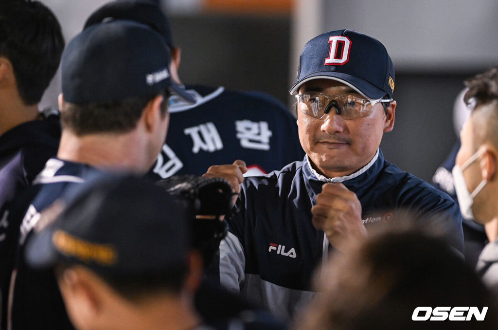 26일 오후 대전 한화생명이글스파크에서 ‘2022 신한은행 SOL KBO리그’  한화 이글스와 두산 베어스의 경기가 진행됐다.6회말 이닝종료 후 두산 정재훈 투수 코치가 선발투수 스탁과 하이파이브를 하고 있다. 2022.05.26 / soul1014@osen.co.kr