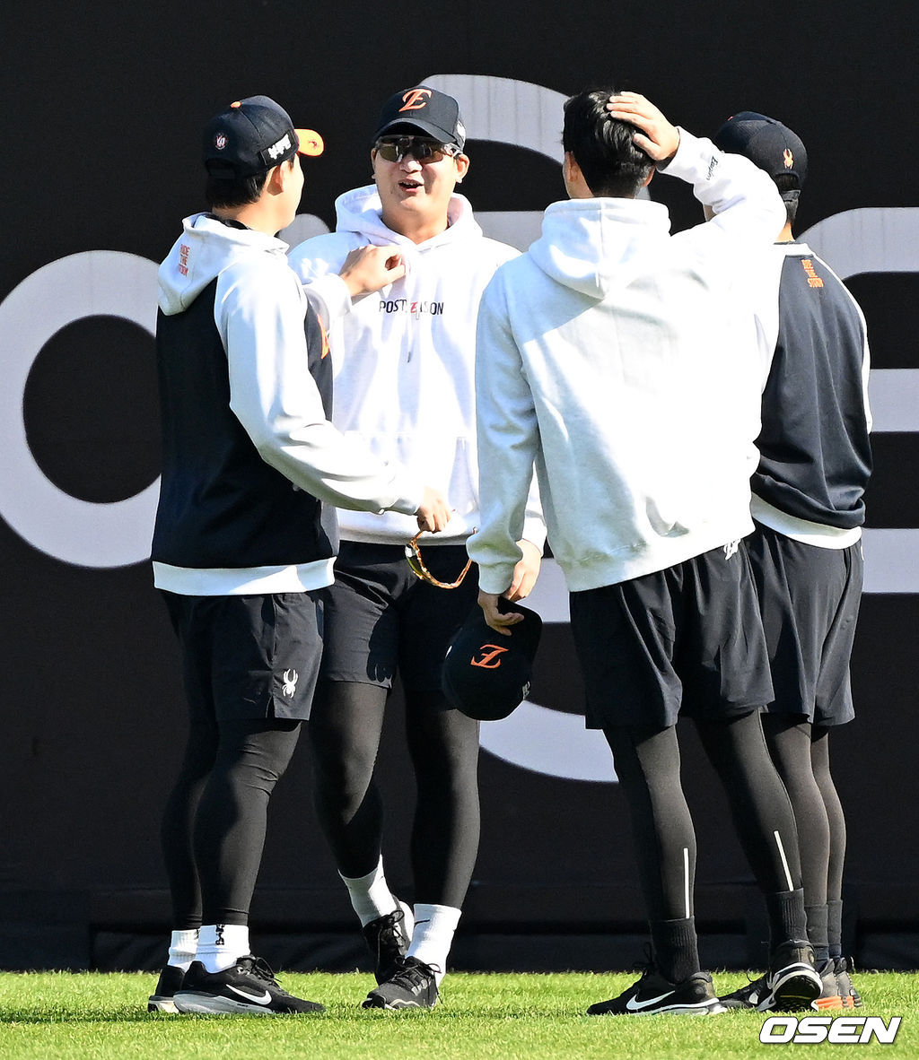 경기에 앞서 김서현과 즐겁게 이야기 나누는 한화 동료들