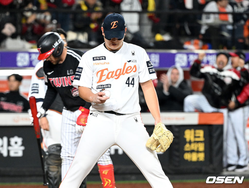 8회 오스틴 타석에서 폭투로 실점한 김서현