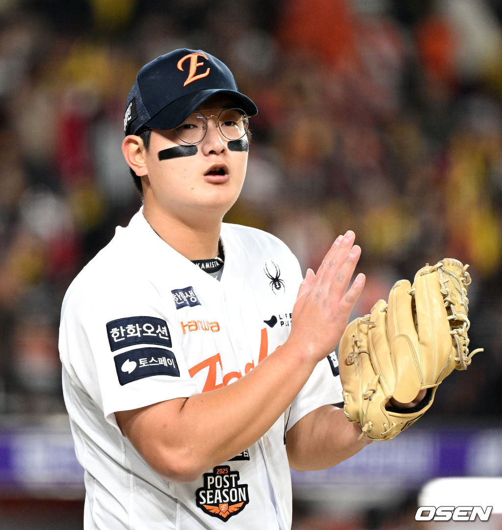 고개 숙였던 이전과는 달리 이닝 종료 후 박수 치며 파이팅 불어 넣는 김서현
