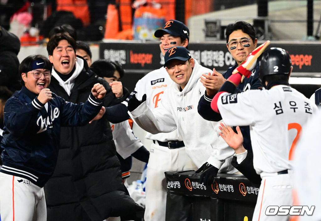 프로야구 한화 이글스가 극적인 역전승으로 반격에 성공했다. 한화는 29일 대전 한화생명볼파크에서 열린 2025 신한 SOL뱅크 KBO 한국시리즈 3차전 LG 트윈스와의 경기에서 7-3 역전승을 거뒀다. 1차전과 2차전을 모두 내준 한화는 이날 승리로 시리즈 전적 1승 2패 추격을 시작했다. 8회말 2사 2,3루에서 한화 심우준이 최재훈의 2타점 적시타에 득점에 성공하며 동료선수들과 기뻐하고 있다. 2025.10.29 /jpnews@osen.co.kr