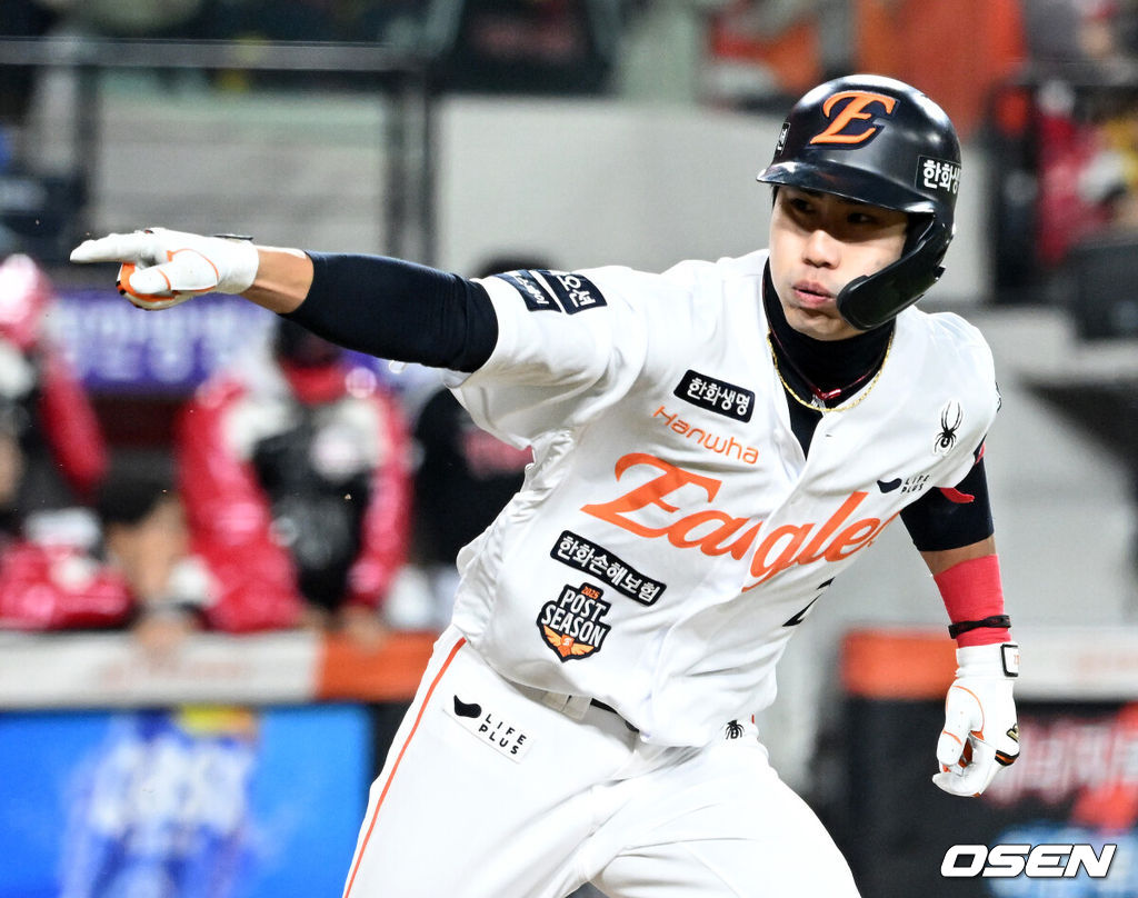 29일 대전 한화생명볼파크에서 2025 신한 SOL Bank KBO리그 포스트시즌 한국시리즈 3차전 한화 이글스와 LG 트윈스의 경기가 열렸다.이날 경기에 한화는 폰세를, LG는 손주영을 선발투수로 내세웠다. 8회말 2사 만루에서 한화 심우준이 좌전 2타점 적시 2루타를 치고 환호하고 있다. 2025.10.29 /sunday@osen.co.kr