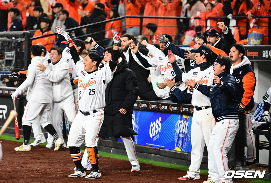 29일 대전시 중구 부사동 대전한화생명볼파크에서 2025 신한 SOL Bank KBO리그 포스트시즌 한국시리즈 3차전 한화 이글스와 LG 트윈스의 경기가 진행됐다.이날 경기에 한화는 폰세를, LG는 손주영을 선발투수로 내세웠다. 8회말 2사 만루에서 한화 심우준이 2타점 역전 적시 2루타를 날리자 더그아웃의 동료선수들이 열광하고 있다. 2025.10.29 /jpnews@osen.co.kr