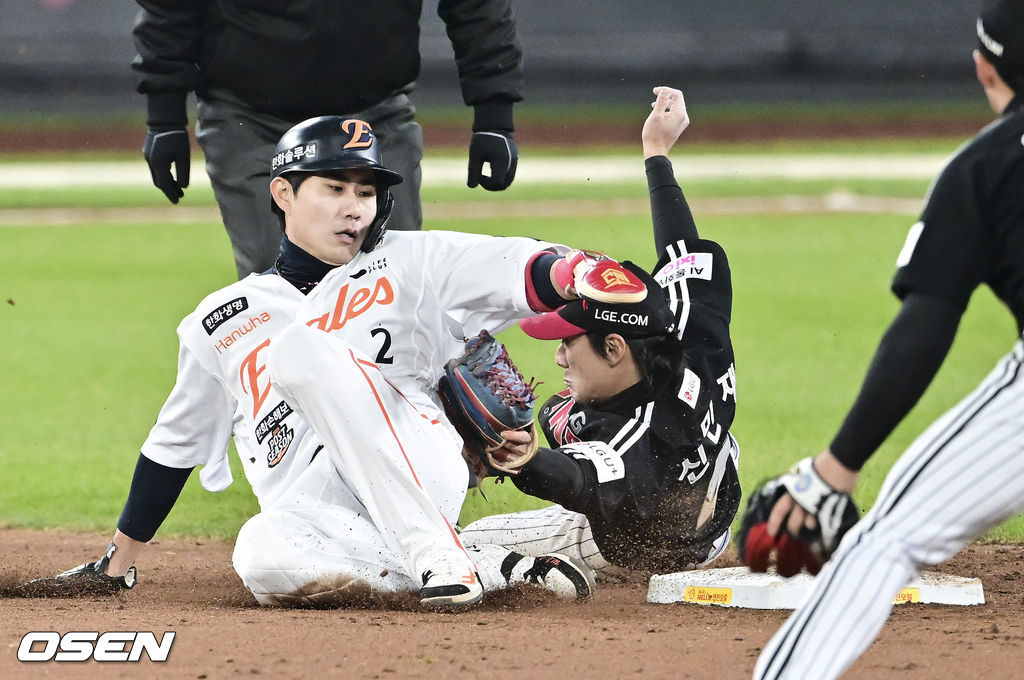 7회말 1사 1루 한화 최재훈의 타석때 1루 대주자 심우준이 도루 실패하고 있다.