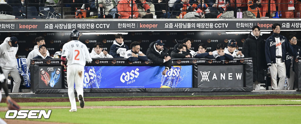 심우준 도루 실패에 어두운 표정의 한화 더그아웃.