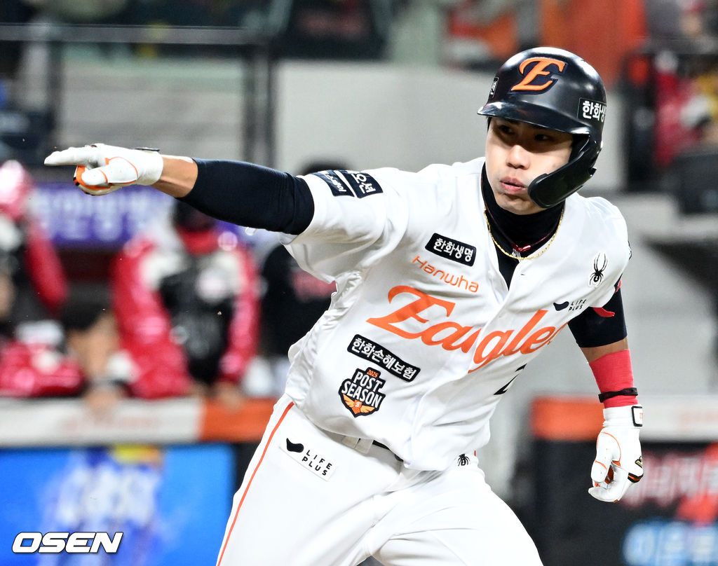 8회말 2사 만루에서 한화 심우준이 좌전 2타점 적시 2루타를 치고 환호하고 있다.