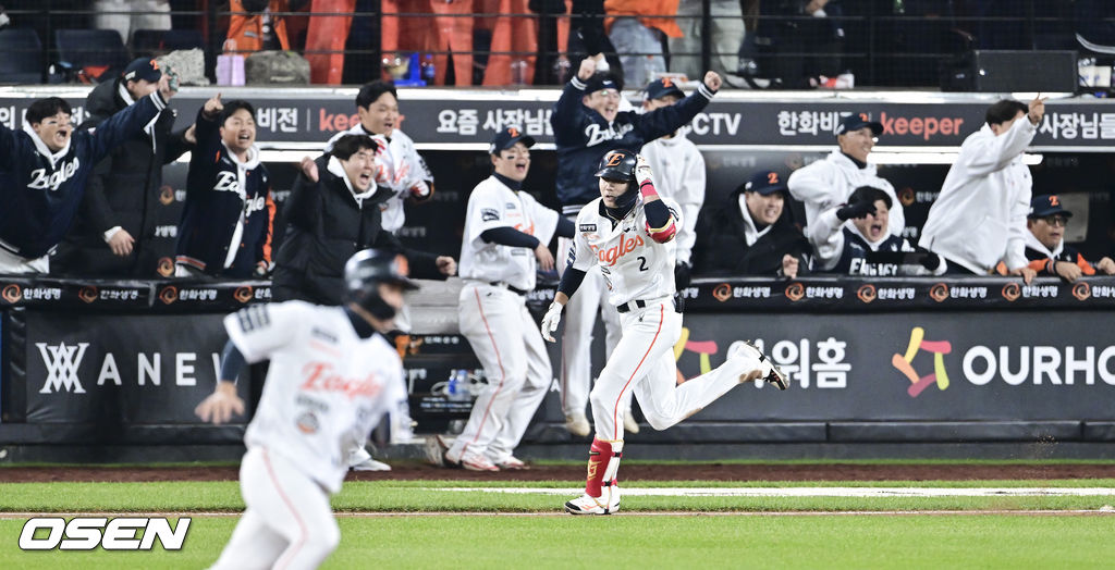 8회말 2사 만루 한화 심우준이 역전 2타점 적시타를 날리고 베이스를 돌고 있다