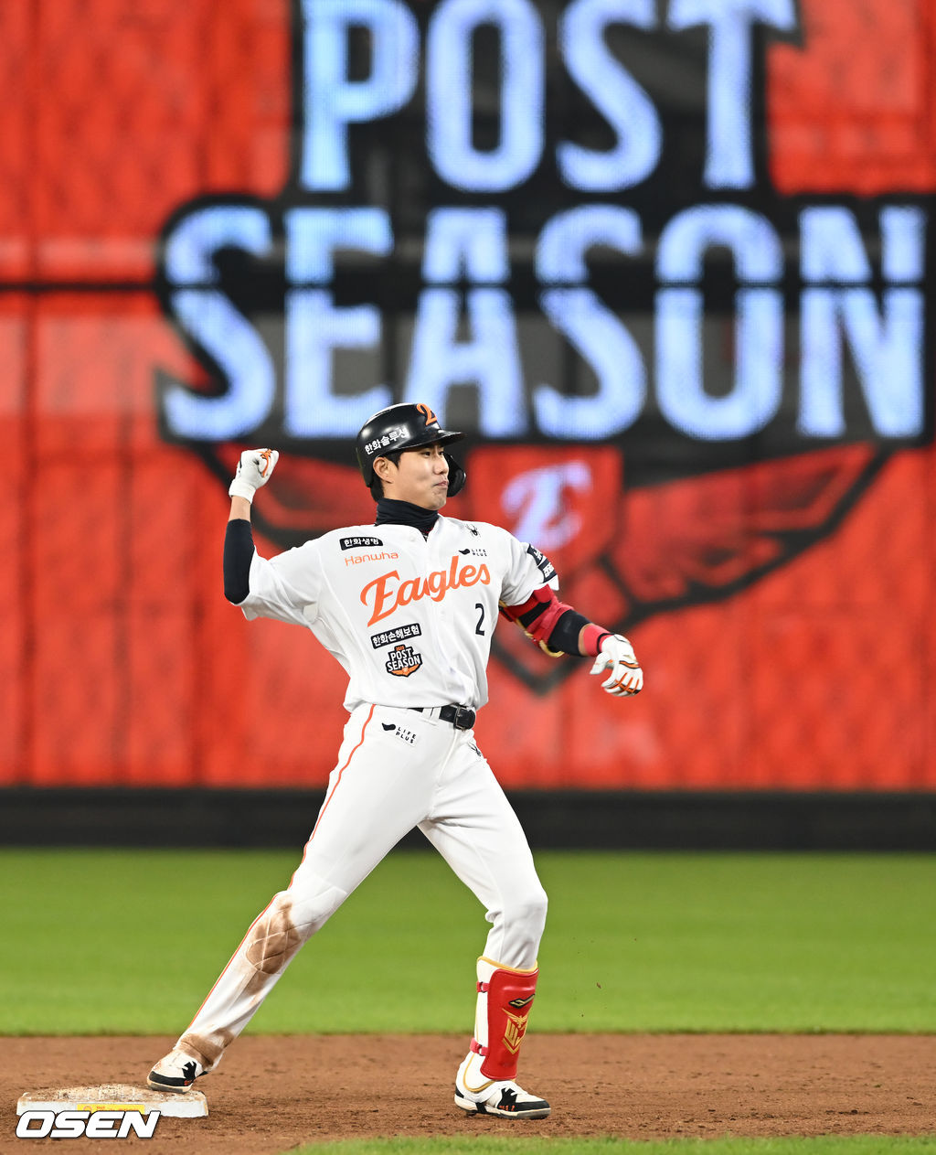 8회말 2사 만루 심우준이 역전 2타점 적시타를 치고 기뻐하고있다.