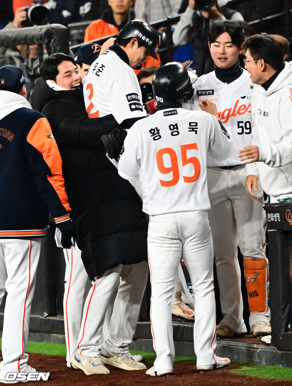 8회말 2사 2,3루에서 한화 문동주가 최재훈의 2타점 적시타에 득점에 성공한 심우준과 기뻐하고 있다.