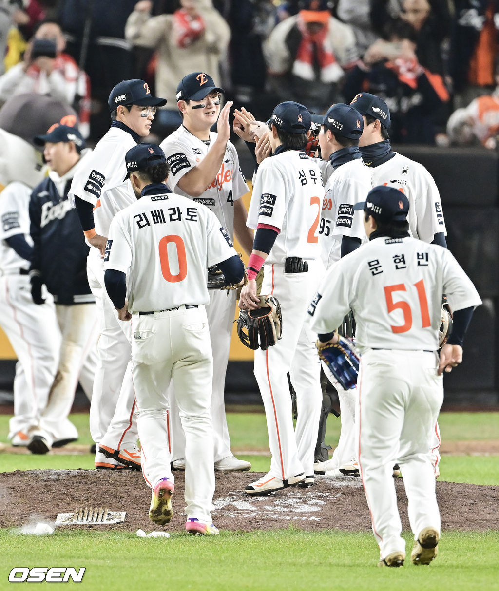 경기종료 후 한화 선수들이 승리의 기쁨을 나누고 있다.