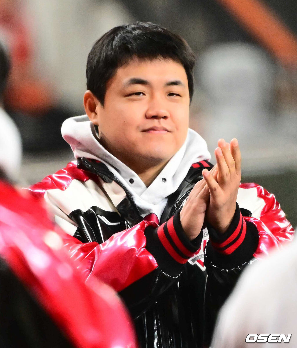 프로야구 한화 이글스가 극적인 역전승으로 반격에 성공했다. 한화는 29일 대전 한화생명볼파크에서 열린 2025 신한 SOL뱅크 KBO 한국시리즈 3차전 LG 트윈스와의 경기에서 7-3 역전승을 거뒀다. 1차전과 2차전을 모두 내준 한화는 이날 승리로 시리즈 전적 1승 2패 추격을 시작했다. 경기에 앞서 LG 장현식이 미팅을 하고 있다. 2025.10.29 /jpnews@osen.co.kr