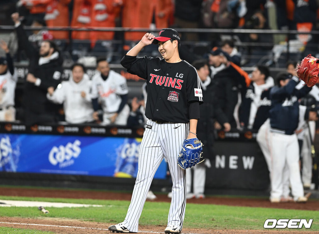 29일 대전 한화생명볼파크에서 2025 신한 SOL Bank KBO리그 한국시리즈 3차전 한화 이글스와 LG 트윈스의 경기가 열렸다.이날 경기에 한화는 폰세를, LG는 손주영을 선발투수로 내세웠다. 8회말 2사 만루 심우준에게 역전 2타점 적시타를 내준 유영찬이 아쉬워하고 있다. 2025.10.29 /spjj@osen.co.kr