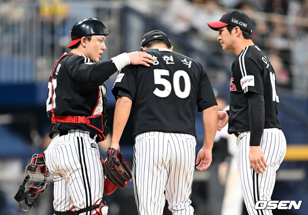 9일 오후 서울 고척스카이돔에서 2025 신한 SOL Bank KBO리그 키움 히어로즈와 LG 트윈스의 경기가 열렸다.키움은 알칸타라, LG는 톨허스트를 선발 투수로 내세웠다.6회말 무사 2,3루에서 LG 장현식이 마운드를 내려가고 있다. 2025.09.09 /sunday@osen.co.kr