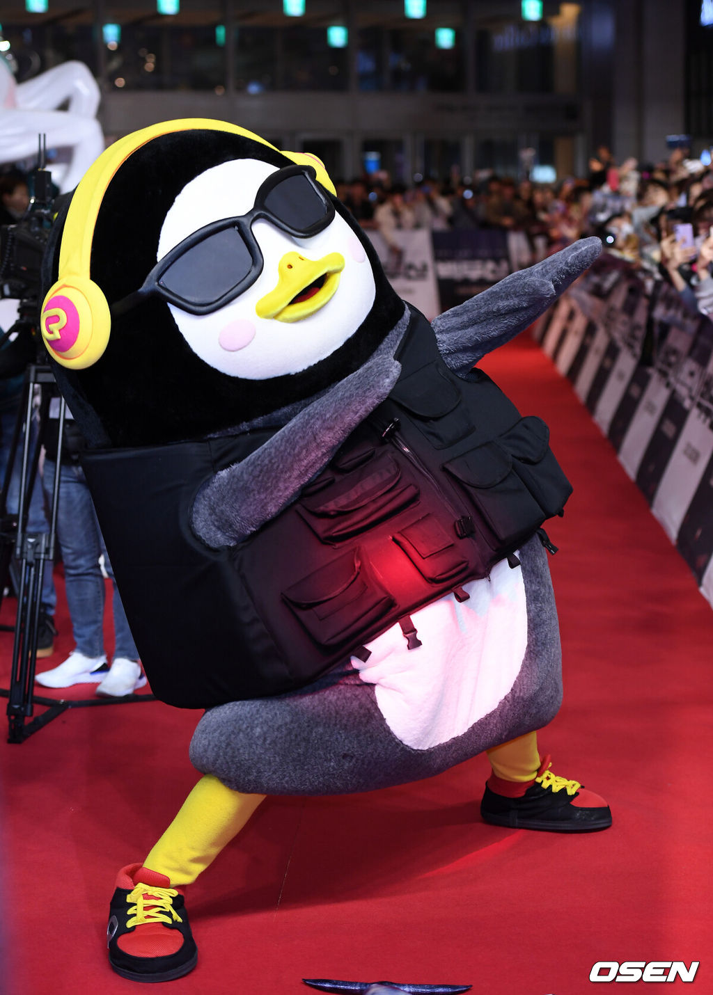 16일 오후 서울 송파구 롯데월드몰 아트리움에서 영화 '백두산' 레드카펫 쇼케이스가 열렸다.펭수가 레드카펫을 밟고 있다. /sunday@osen.co.kr