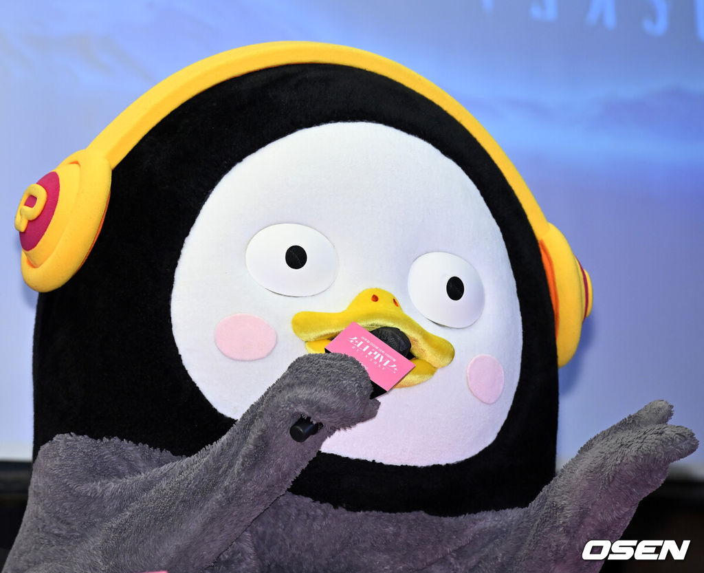 27일 오전 서울 마포구 상암 스탠포드호텔 그랜드볼룸에서 카카오엔터테인먼트 '소녀 리버스' 제작발표회가 열렸다.펭수가 질문에 답하고 있다. 2022.12.27 / rumi@osen.co.kr