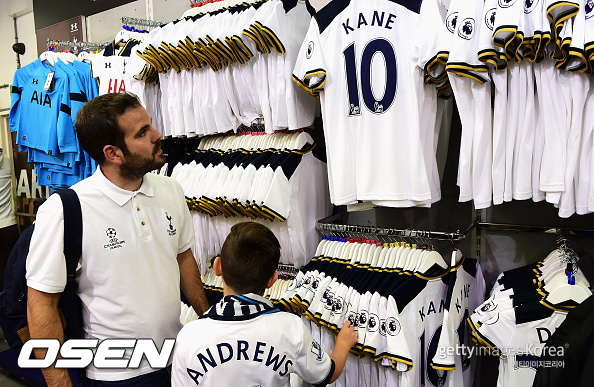 during the Premier League match between Tottenham Hotspur and Crystal Palace at White Hart Lane on August 20, 2016 in London, England.