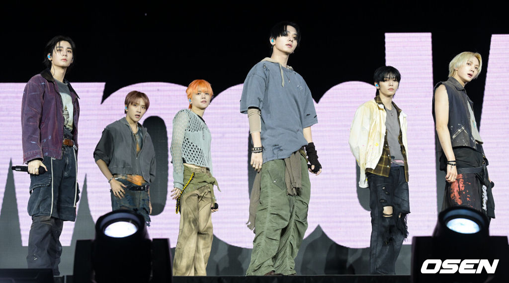 보이넥스트도어(BOYNEXTDOOR)의 미니 5집 ‘The Action’ 미디어 쇼케이스가 20일 서울 강서구 KBS아레나에서 열렸다.오는 20일 오후 6시 발매되는 미니 5집 ‘The Action’은 성장을 향한 열망을 녹인 앨범이다. 더 나은 내가 되겠다는 각오를 느낄 수 있다. 보이넥스트도어는 전곡 작사, 작곡에 참여해 팀의 개성을 담았다. 보이넥스트도어가 멋진 무대를 선보이고 있다. 2025.10.20 /cej@osen.co.kr