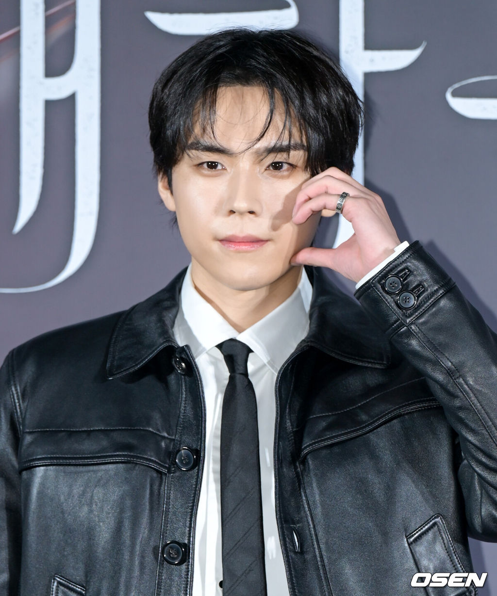 티빙 오리지널 '친애하는 X' 제작발표회가 30일 서울 용산구 CGV 용산아이파크몰에서 열렸다.'친애하는 X'는 지옥에서 벗어나 가장 높은 곳으로 올라가기 위해 가면을 쓴 여자 백아진(김유정 분), 그리고 그녀에게 잔혹하게 짓밟힌 X들의 이야기다. 아름다운 얼굴 뒤에 잔혹한 본색을 숨긴 백아진의 파멸과 그를 지키고자 지옥을 택한 윤준서(김영대 분)의 사랑을 그린 파멸 멜로 서스펜스의 탄생을 기대하게 만든다.배우 김도훈이 포즈를 취하고 있다. 2025.10.25 /cej@osen.co.kr