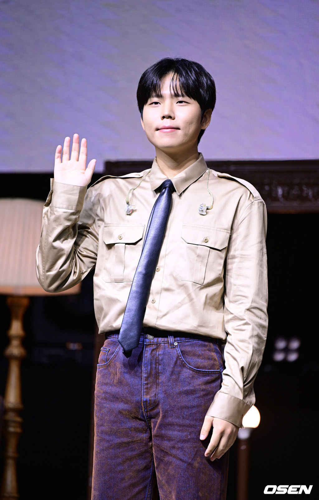 가수 정승환이 30일 오후 서울 창천동 예스24 원더로크홀에서 정규 앨범 ’사랑이라 불린’ 발매 쇼케이스를 가졌다.약 7년 만에 정규 앨범을 발매하게 된 정승환은 더블 타이틀곡 '앞머리'와 '행복은 어려워'를 내세워 음악적 성장을 증명한다. '사랑이라 불린'은 삶의 모든 순간에 다양한 형태로 존재하는 '사랑'을 노래하는 앨범이다.가수 정승환이 포토타임을 하고 있다. 2025.10.30 / dreamer@osen.co.kr