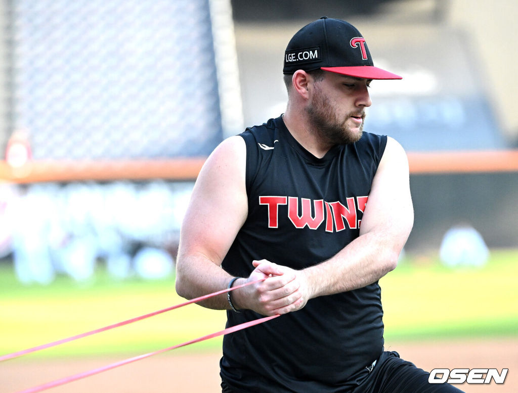 29일 대전 한화생명볼파크에서 2025 신한 SOL Bank KBO리그 포스트시즌 한국시리즈 3차전 한화 이글스와 LG 트윈스의 경기가 열렸다.이날 경기에 한화는 폰세를, LG는 손주영을 선발투수로 내세웠다. 경기에 앞서 LG 오스틴이 튜빙 훈련을 하고 있다. 2025.10.29 /jpnews@osen.co.kr