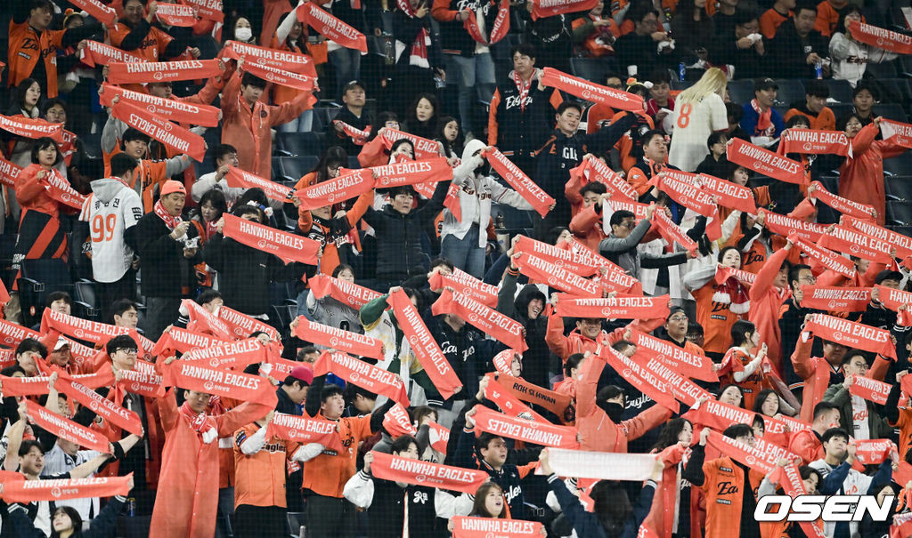 29일 대전시 중구 부사동 대전한화생명볼파크에서 2025 신한 SOL Bank KBO리그 포스트시즌 한국시리즈 3차전 한화 이글스와 LG 트윈스의 경기가 진행됐다.이날 경기에 한화는 폰세를, LG는 손주영을 선발투수로 내세웠다. 경기전 한화 응원단이 열띤 응원을 펼치고 있다.   2025.10.29 / soul1014@osen.co.kr