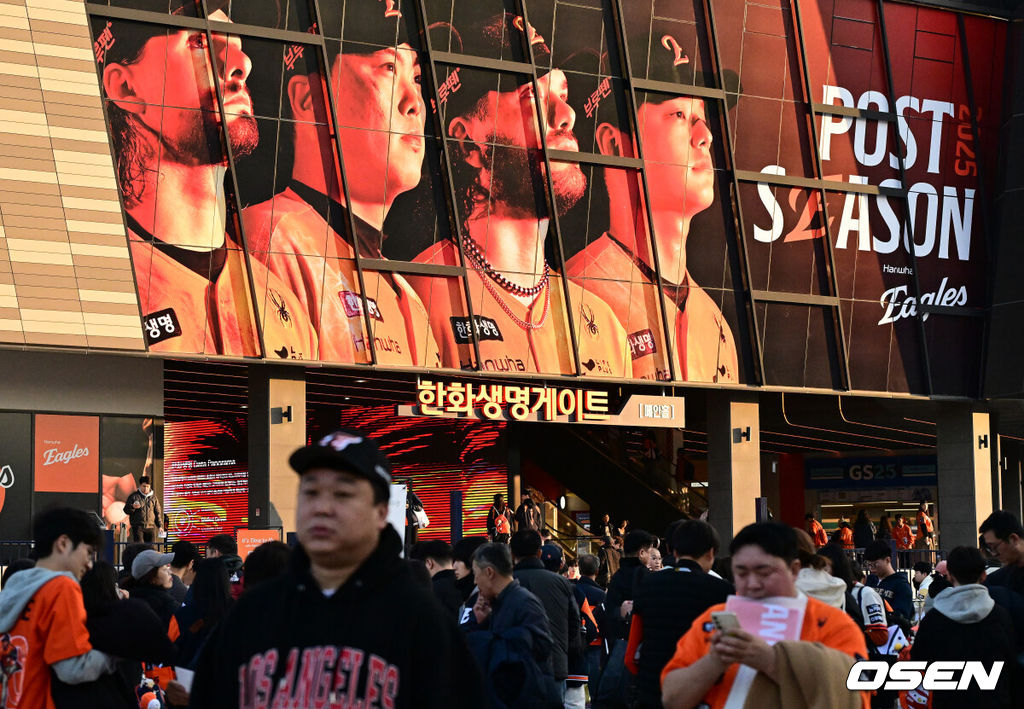 29일 대전 한화생명볼파크에서 2025 신한 SOL Bank KBO리그 포스트시즌 한국시리즈 3차전 한화 이글스와 LG 트윈스의 경기가 열렸다.이날 경기에 한화는 폰세를, LG는 손주영을 선발투수로 내세웠다. 경기장 외벽에 와이스, 류현진, 폰세, 문동주의 사진이 붙어있다. 2025.10.29 /sunday@osen.co.kr