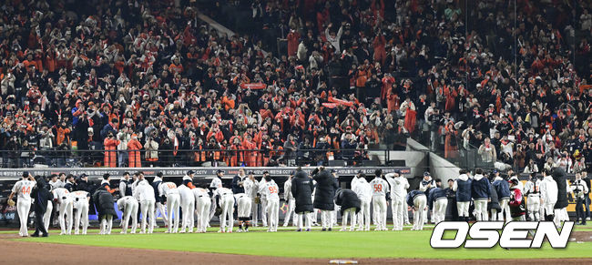 [OSEN=대전, 박준형 기자] 프로야구 한화 이글스가 극적인 역전승으로 반격에 성공했다. 한화는 29일 대전 한화생명볼파크에서 열린 2025 신한 SOL뱅크 KBO 한국시리즈 3차전 LG 트윈스와의 경기에서 7-3 역전승을 거뒀다. 1차전과 2차전을 모두 내준 한화는 이날 승리로 시리즈 전적 1승 2패 추격을 시작했다. 경기종료 후 한화 선수들이 팬들에게 인사하고 있다.  2025.10.29 / soul1014@osen.co.kr