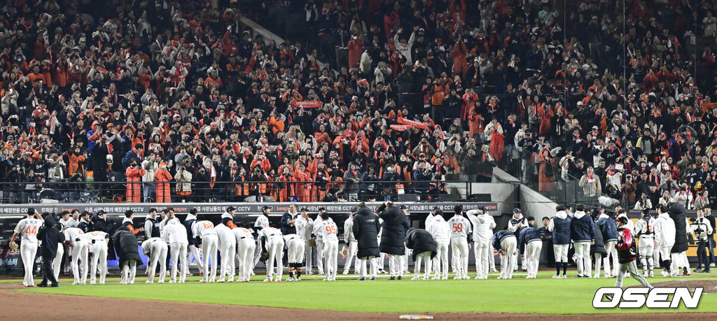 프로야구 한화 이글스가 극적인 역전승으로 반격에 성공했다. 한화는 29일 대전 한화생명볼파크에서 열린 2025 신한 SOL뱅크 KBO 한국시리즈 3차전 LG 트윈스와의 경기에서 7-3 역전승을 거뒀다. 1차전과 2차전을 모두 내준 한화는 이날 승리로 시리즈 전적 1승 2패 추격을 시작했다. 경기종료 후 한화 선수들이 팬들에게 인사하고 있다.  2025.10.29 / soul1014@osen.co.kr