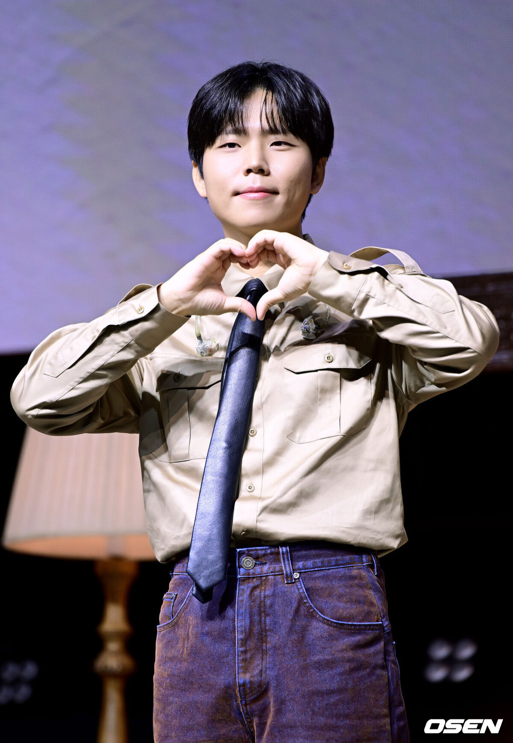 가수 정승환이 30일 오후 서울 창천동 예스24 원더로크홀에서 정규 앨범 ’사랑이라 불린’ 발매 쇼케이스를 가졌다.약 7년 만에 정규 앨범을 발매하게 된 정승환은 더블 타이틀곡 '앞머리'와 '행복은 어려워'를 내세워 음악적 성장을 증명한다. '사랑이라 불린'은 삶의 모든 순간에 다양한 형태로 존재하는 '사랑'을 노래하는 앨범이다.가수 정승환이 포토타임을 하고 있다. 2025.10.30 / dreamer@osen.co.kr