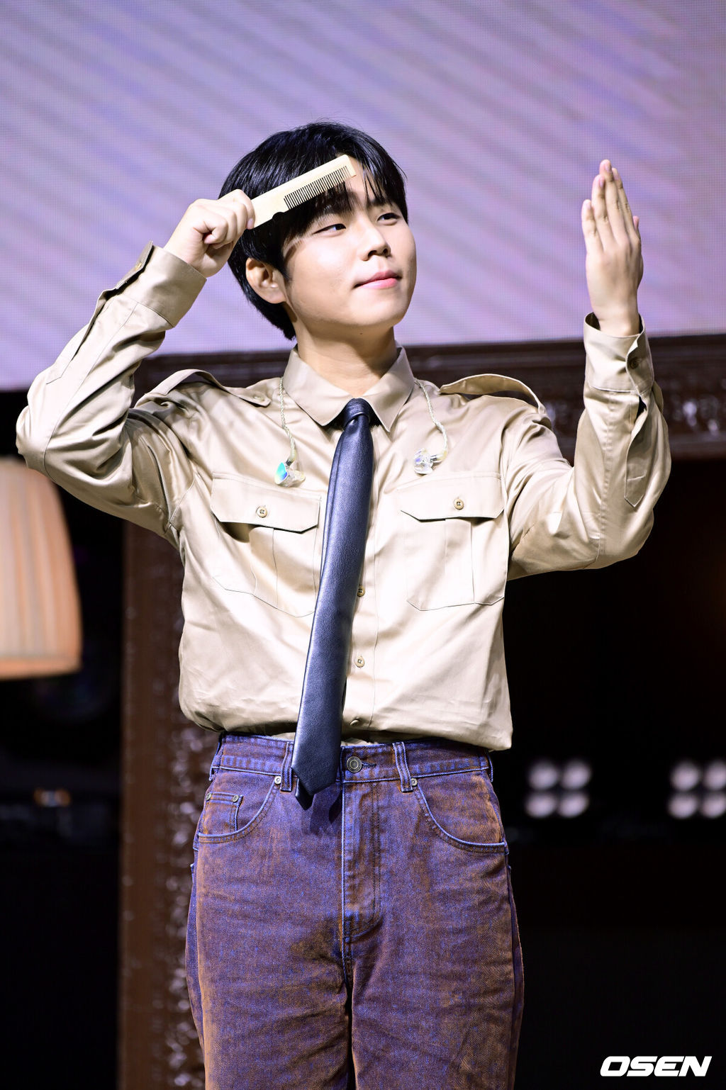 가수 정승환이 30일 오후 서울 창천동 예스24 원더로크홀에서 정규 앨범 ’사랑이라 불린’ 발매 쇼케이스를 가졌다.약 7년 만에 정규 앨범을 발매하게 된 정승환은 더블 타이틀곡 '앞머리'와 '행복은 어려워'를 내세워 음악적 성장을 증명한다. '사랑이라 불린'은 삶의 모든 순간에 다양한 형태로 존재하는 '사랑'을 노래하는 앨범이다.가수 정승환이 포토타임을 하고 있다. 2025.10.30 / dreamer@osen.co.kr