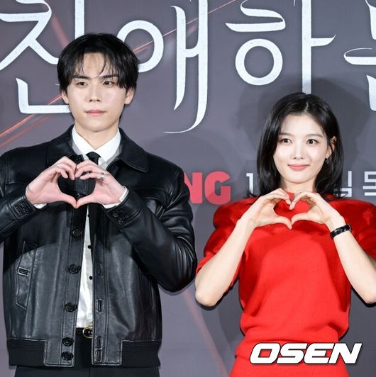 티빙 오리지널 '친애하는 X' 제작발표회가 30일 서울 용산구 CGV 용산아이파크몰에서 열렸다.'친애하는 X'는 지옥에서 벗어나 가장 높은 곳으로 올라가기 위해 가면을 쓴 여자 백아진(김유정 분), 그리고 그녀에게 잔혹하게 짓밟힌 X들의 이야기다. 아름다운 얼굴 뒤에 잔혹한 본색을 숨긴 백아진의 파멸과 그를 지키고자 지옥을 택한 윤준서(김영대 분)의 사랑을 그린 파멸 멜로 서스펜스의 탄생을 기대하게 만든다.배우 김도훈, 김유정, 김영대가 포즈를 취하고 있다. 2025.10.25 /cej@osen.co.kr