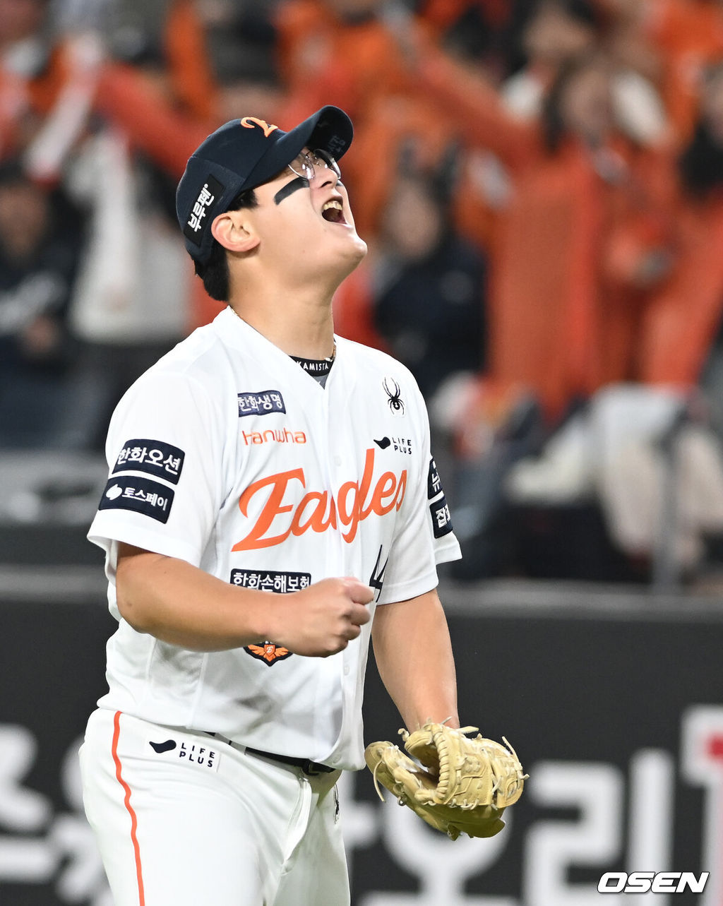 프로야구 한화 이글스가 극적인 역전승으로 반격에 성공했다. 한화는 29일 대전 한화생명볼파크에서 열린 2025 신한 SOL뱅크 KBO 한국시리즈 3차전 LG 트윈스와의 경기에서 7-3 역전승을 거뒀다. 1차전과 2차전을 모두 내준 한화는 이날 승리로 시리즈 전적 1승 2패 추격을 시작했다. 경기를 마치고 한화 김서현이 승리를 기뻐하고 있다.  2025.10.29 /spjj@osen.co.kr