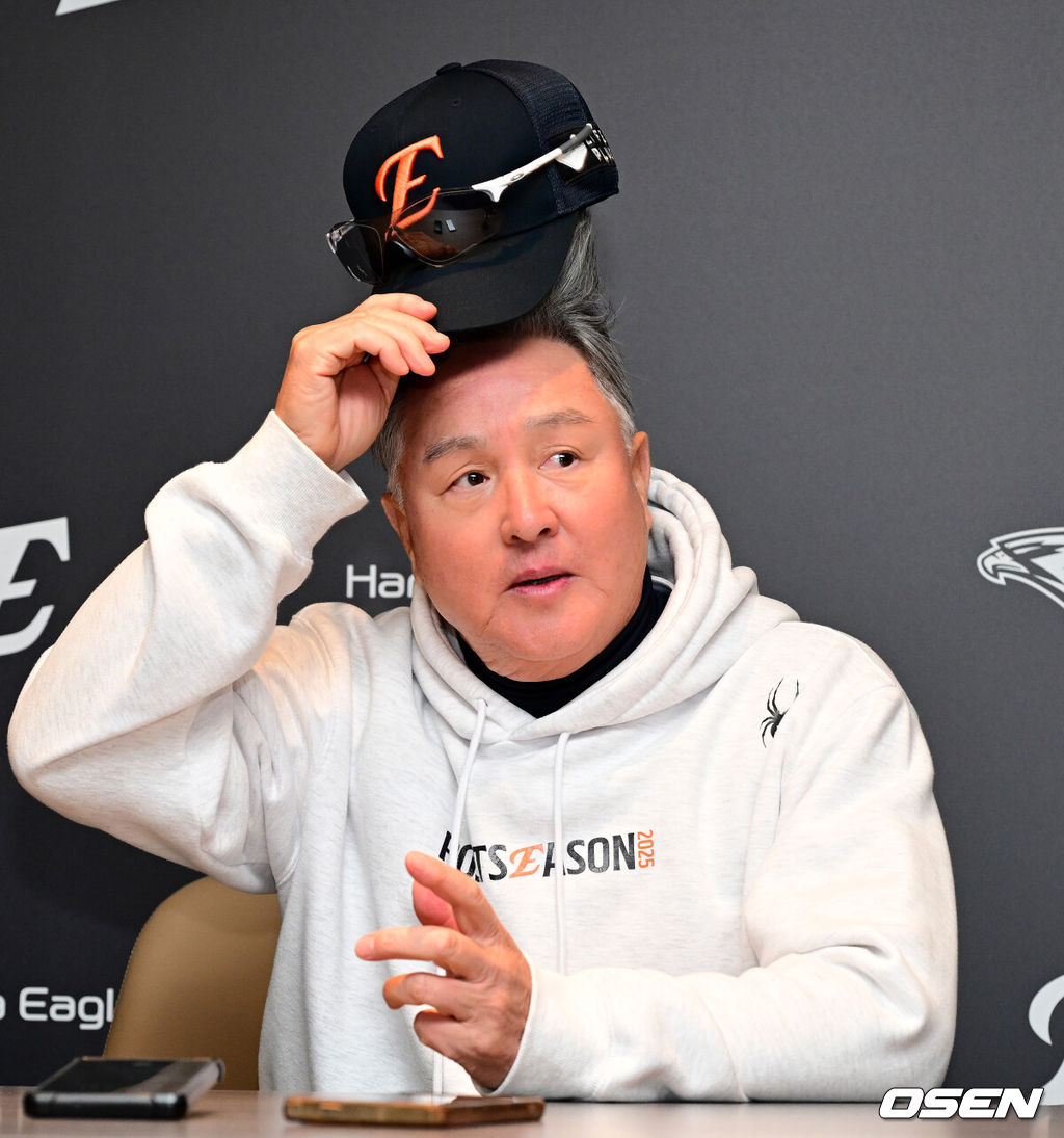 30일 대전 한화생명볼파크에서 2025 신한 SOL Bank KBO리그 포스트시즌 한국시리즈 4차전 한화 이글스와 LG 트윈스의 경기가 열렸다.이날 경기에 한화는 와이스를, LG는 치리노스를 선발투수로 내세웠다. 한화 김경문 감독이 경기에 앞서 인터뷰를 하고 있다.  2025.10.30 / soul1014@osen.co.kr