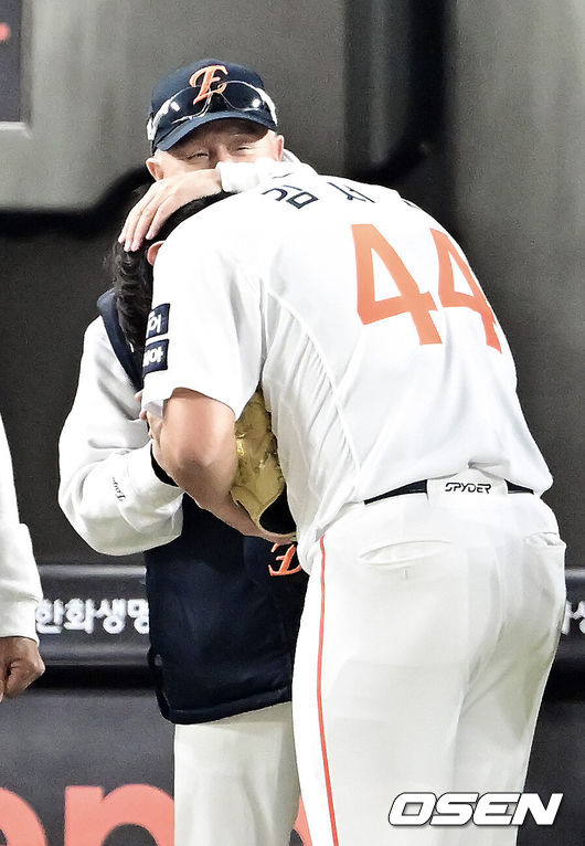 프로야구 한화 이글스가 극적인 역전승으로 반격에 성공했다. 한화는 29일 대전 한화생명볼파크에서 열린 2025 신한 SOL뱅크 KBO 한국시리즈 3차전 LG 트윈스와의 경기에서 7-3 역전승을 거뒀다. 1차전과 2차전을 모두 내준 한화는 이날 승리로 시리즈 전적 1승 2패 추격을 시작했다. 경기종료 후 한화 김경문 감독이 김서현을 다독이고 있다.  2025.10.29 / soul1014@osen.co.kr